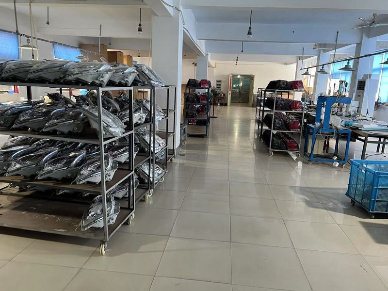 Yimi (Guangzhou) Automotive Parts Co, Ltd línea de producción del fabricante