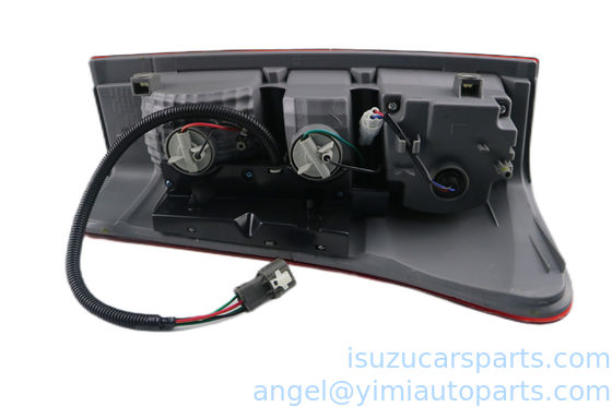 La luz de la parte trasera de la ISUZU DMAX 2012