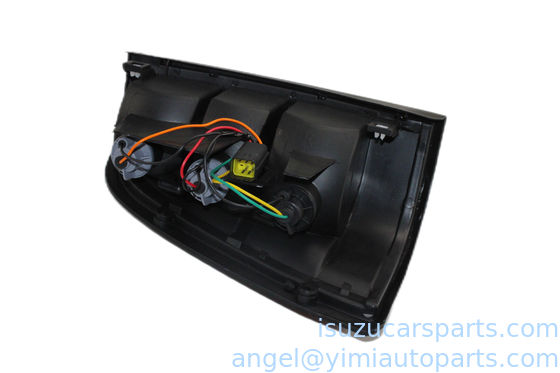 La luz de la parte trasera de la ISUZU TFR17