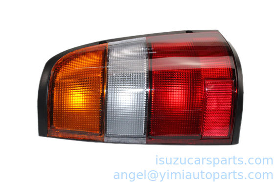 La luz de la parte trasera de la ISUZU TFR17