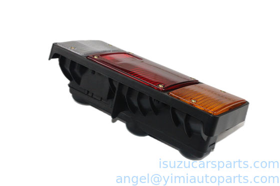 La luz de la parte trasera de la ISUZU 700P es de 24 V.