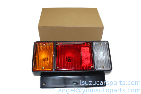 La luz de la parte trasera de la ISUZU 700P es de 24 V.