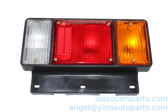 La luz de la parte trasera de la ISUZU 700P es de 24 V.