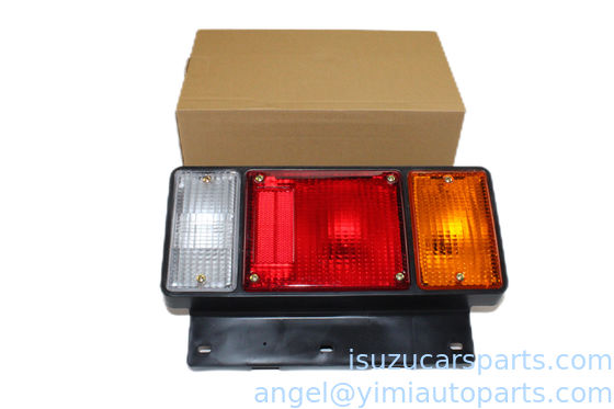 La luz de la parte trasera de la ISUZU 700P es de 24 V.