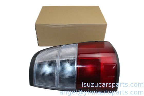 La luz de la parte trasera de la ISUZU TFR98