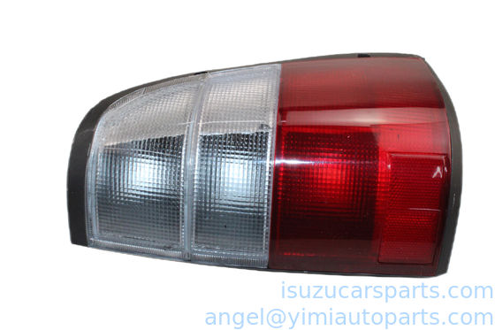 La luz de la parte trasera de la ISUZU TFR98